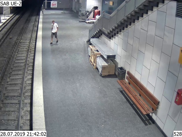 POL-E: Essen: Fotofahndung nach Brandstifter - Unbekannter soll auf einem U-Bahnsteig gezündelt haben - Wer kennt den abgebildeten Mann?