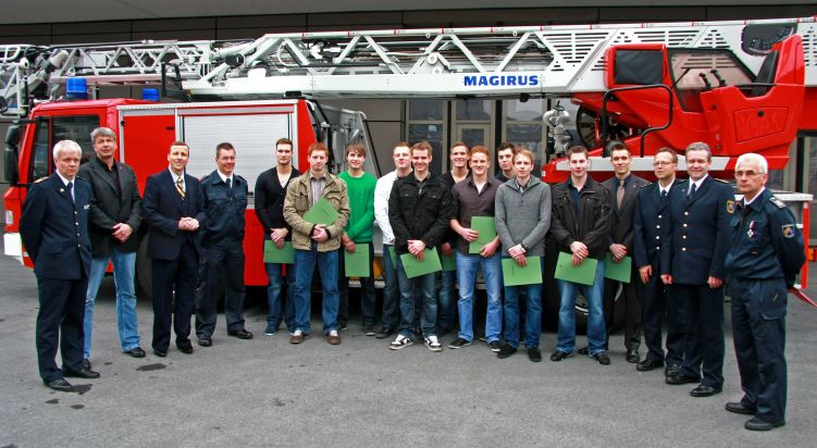 FW-E: Essens Stadtkämmerer Lars Martin Klieve ehrt 24 Feuerwehrmänner für langjährige Pflichterfüllung