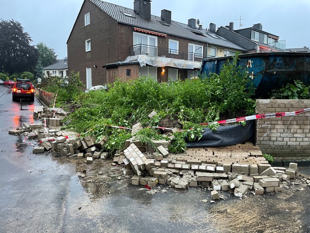 FW Mettmann: Anhaltende Regenfälle sorgen für vollgelaufene Keller. Ersthelfer retten eingeklemmte Frau vor dem Ertrinken.