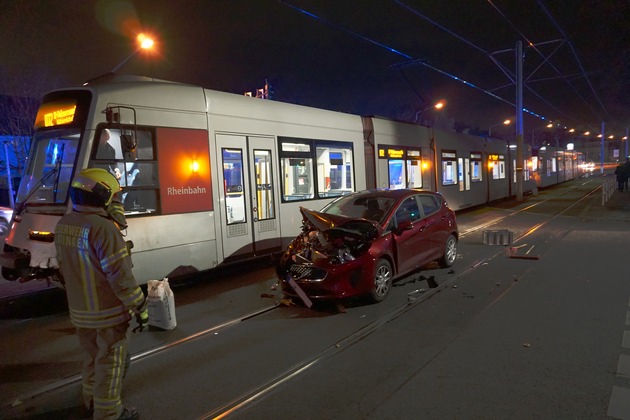 FW Ratingen: Unfall mit Straßenbahn und angebranntes Essen