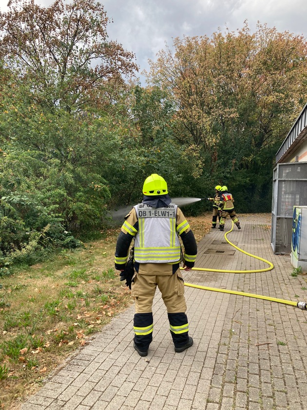 FW-OB: Vegetationsbrand an Kreuzung erfolgreich gelöscht - Ausbreitung verhindert
