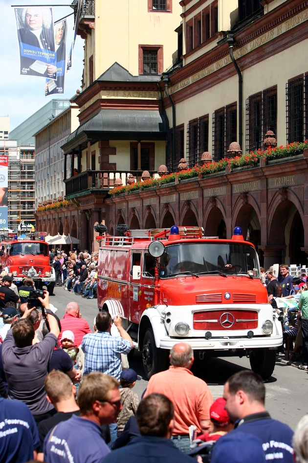 &quot;Nostalgie in Rot&quot; als Lindwurm quer durch Leipzig / Historischer Fahrzeugkorso als Abschluss des Deutschen Feuerwehrtages