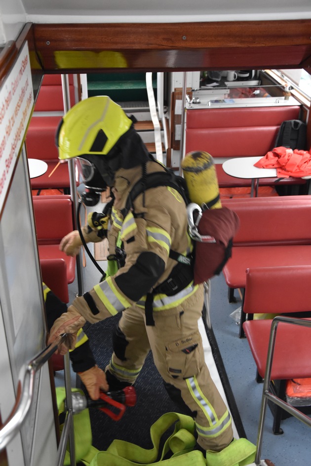 FW Konstanz: Übung auf dem Bodensee - Brand auf einem Fahrgastschiff