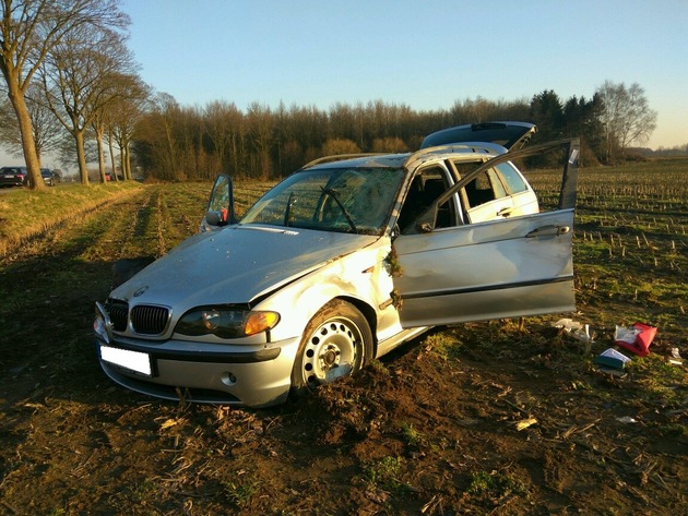 FW-KLE: BMW prallt gegen Straßenbaum/ Fahrer wird verletzt