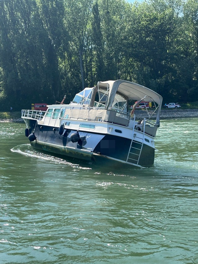 PP-ELT: Sportboot fährt sich auf Buhne fest