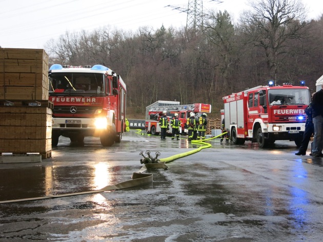 FW-AR: Verrauchte Produktionshalle in Arnsberg-Bruchhausen ruft Feuerwehr auf den Plan