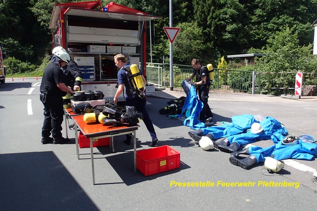 FW-PL: Abschlussmeldung Chemieeinsatz der Feuerwehr Plettenberg. Fachentsorgungsfirma an der Einsatzstelle eingetroffen, Feuerwehr rückt ein.