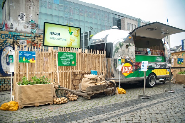 PepsiCo überrascht und begeistert Marktbesucher in Hamburg und Berlin mit Kartoffelchips aus nachhaltiger Landwirtschaft