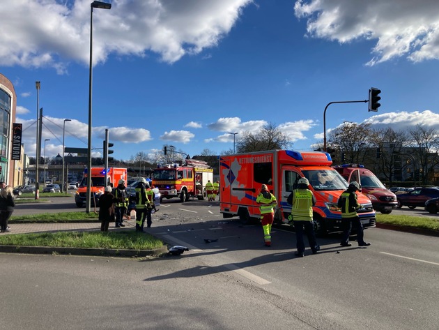 FW-EN: Schwerer Verkehrsunfall zwischen PKW und Rettungswagen
