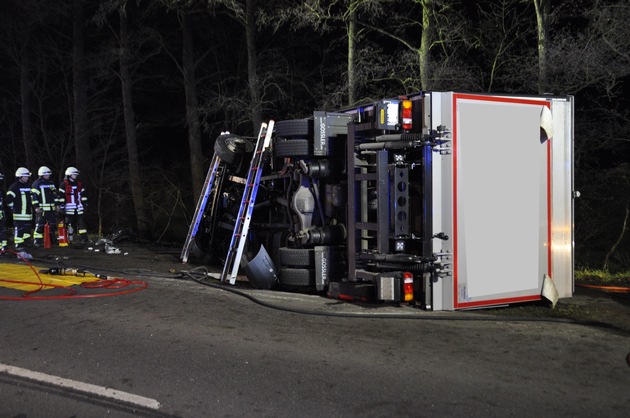 FW-KLE: Verkehrsunfall mit LKW: PKW-Fahrerin verstirbt an der Unfallstelle