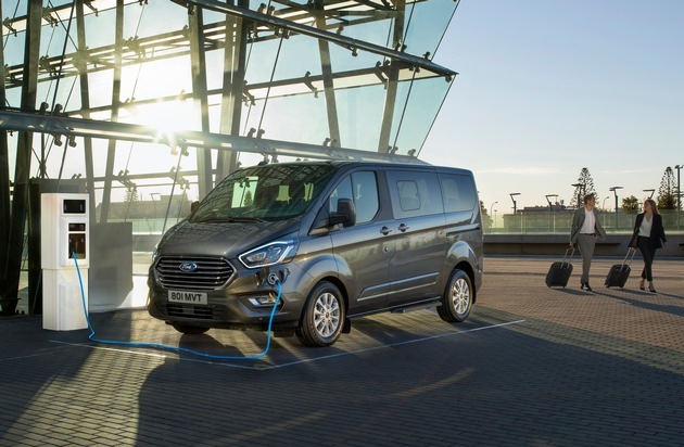 Ford-Werke GmbH: Ford präsentiert Tourneo Custom mit Plug-In-Hybrid-Antrieb