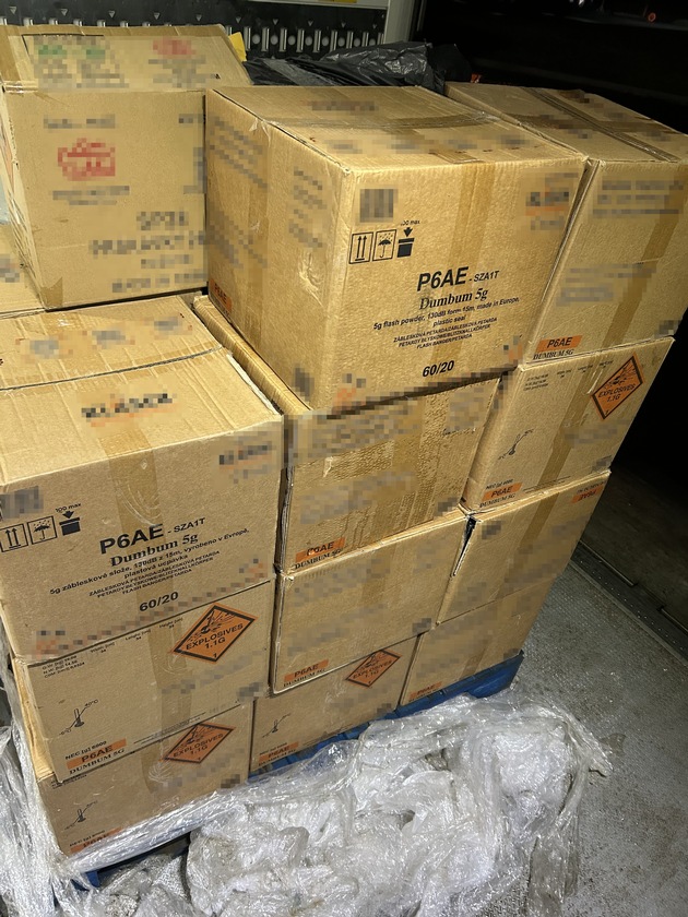 HZA-DD: Zoll Dresden stellt explosive Ladung sicher / 340 Kilogramm Pyrotechnik auf dem Weg durch Deutschland