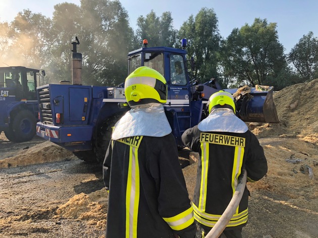 THW-HH MV SH: THW-Räumgruppen unterstützen Lösch- und Räumarbeiten der Feuerwehren beim Brand eines Tierstreulagers in Dorf Mecklenburg (Kreis Nordwestmecklenburg)