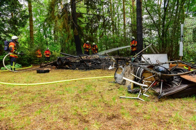 KFV-CW: Wohnwagenbrand im Wald fordert keine Opfer