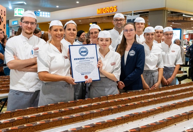 Weltrekord-Backwerk zum Jubiläum – Rheinpark-Hausbäckerei produziert »längste Studentenschnitte« (319,55 Meter)