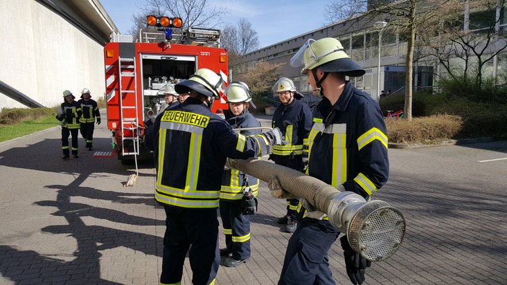 FW-AR: Feuerwehr Arnsberg bindet Nachwuchskräfte für aktiven Dienst:
25 Wehrleute absolvieren Truppmann 1-Lehrgang erfolgreich
