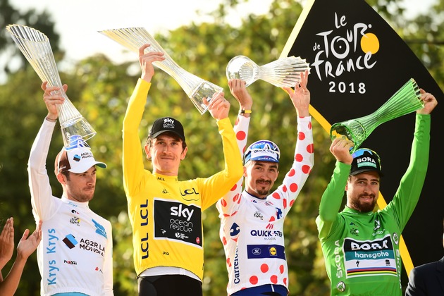 Tour de France-Sieger Geraint Thomas feiert mit Kristallglas-Trophäe von SKODA AUTO (FOTO)