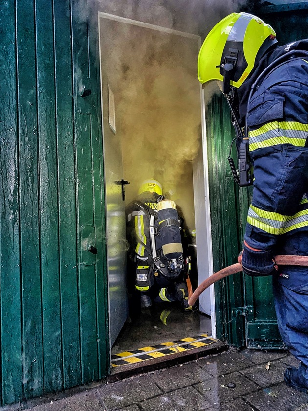 FW-NE: Brand in Hütte eines Modellbauvereins | Keine Verletzten
