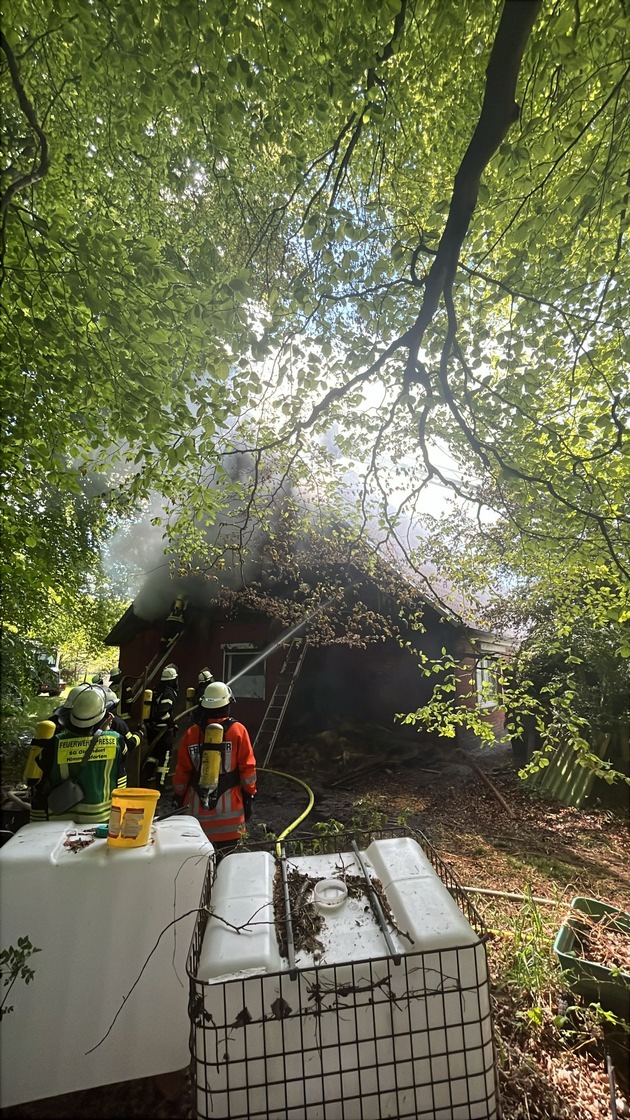 POL-STD: Dachstuhl von Wohnhaus in Brand geraten