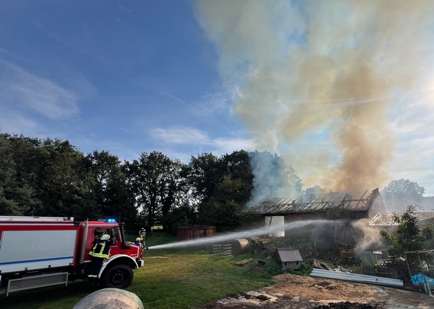 FW Osterholz-Scharm.: 10stündiger Einsatz in Ohlenstedt - Feuerwehr kann Übergreifen der Flammen auf Nachbargebäude verhindern