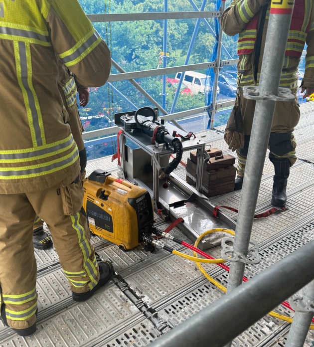 FW Dresden: Schwerer Arbeitsunfall in Wohnhochhaus - Arbeiter von Betonteil eingeklemmt und reanimiert
