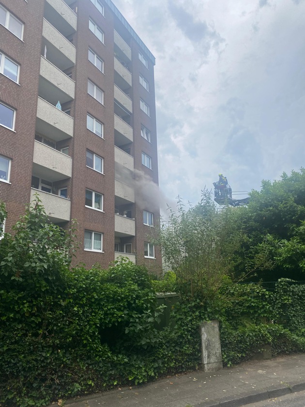 FW-NE: Küchenbrand im dritten Oberschoss eines Mehrfamilienhauses | Keine Verletzten