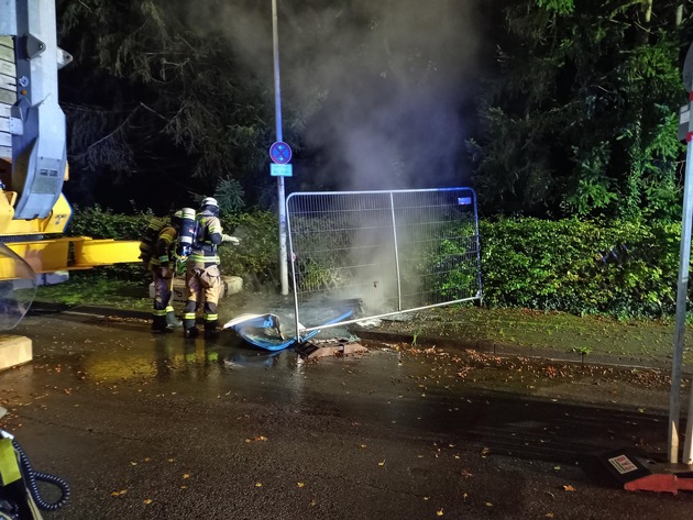 FW-EN: Mobile Toilettenkabine brannte in voller Ausdehnung - Nächtlicher Einsatz am Leharweg