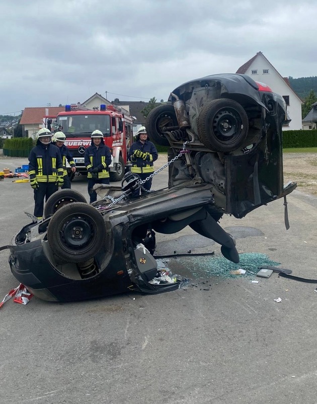 FW-OE: Rescue-Seminar zur Technischen Hilfeleistung - 27 Einsatzkräfte trainieren patientenorientierte Rettung
