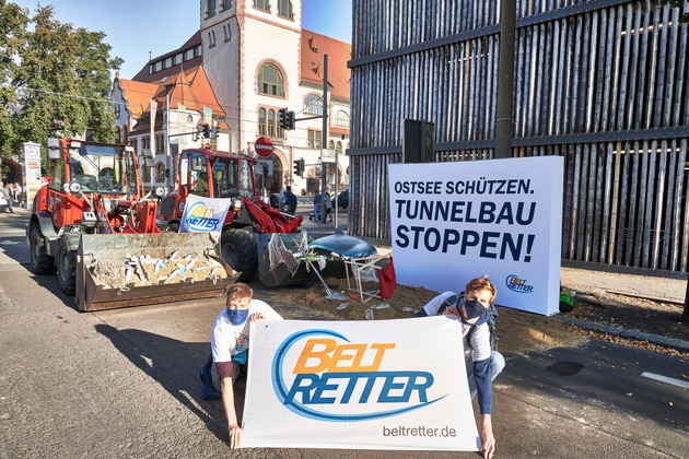 Anlässlich der Verhandlungen &quot;Feste Fehmarnbeltquerung&quot;: BELTRETTER-Aktion zum Prozessauftakt in Leipzig / &quot;Dieser monströse Tunnel darf auf keinen Fall gebaut werden!&quot;