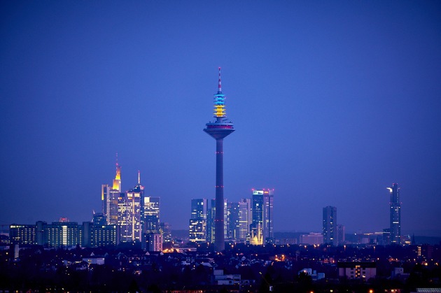 Licht der Solidarität: Frankfurter Fernsehturm erinnert an Kriegsbeginn