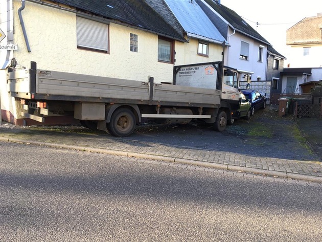 POL-PDMT: Lkw fährt infolge eines Verkehrsunfalls gegen ein Gebäude und sciebt zwei Pkw gegen ein Gebäudeteil - hoher Sachschaden