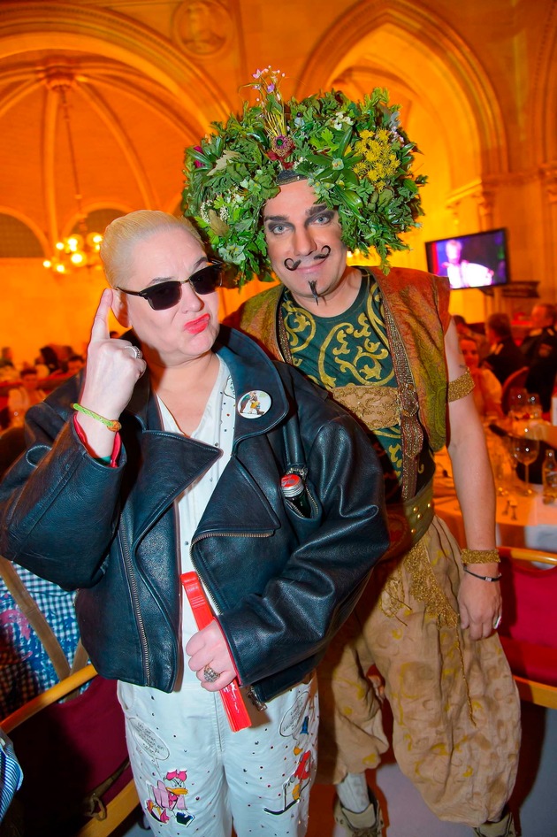 Almdudler Trachtenpärchenball 2012: Hella von Sinnen und Gitta Saxx beim schrägsten Ball seit es Lederhosen gibt - BILD