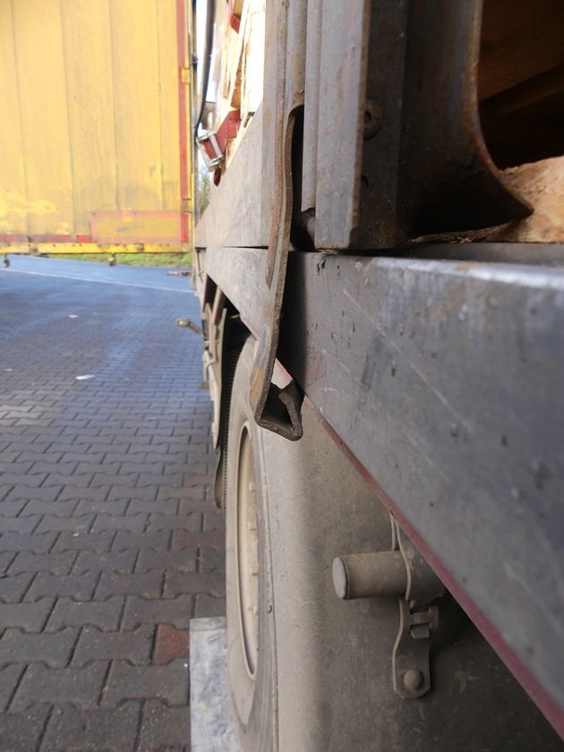 POL-OH: Sattelzug mit Schlagseite auf der A5 bei Homberg / Ohm - 22.000 Liter Motoröl auf beschädigtem Sattelanhänger verrutscht
