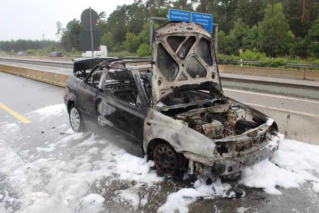 POL-PDKL: Überflutete Autobahn - Unfall und Fahrzeugbrand im Rückstau