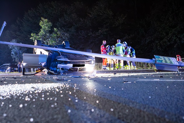 FW-MK: Überschlagener PKW auf der Dortmunder Straße