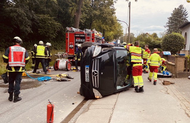 FW-DO: PKW touchiert Baum und bleibt auf der Seite liegen - Fahrerin im Fahrzeug eingeschlossen