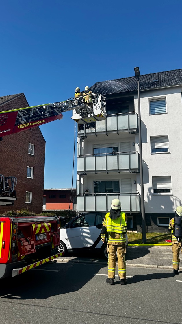 FW-RE: Brand auf Balkon eines Mehrfamilienhauses verläuft glimpflich