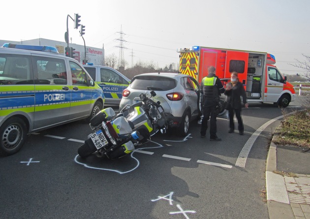 POL-ME: Motorradpolizist bei Verkehrsunfall verletzt - Velbert - 2103024