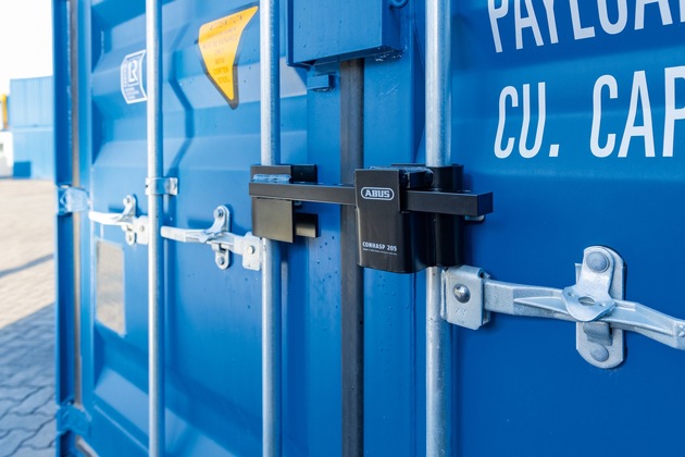 Professionelle Absicherung von Lager- und Überseecontainern ohne Bohren oder Schrauben – das abnehmbare Containerschloss ABUS ConHasp 205