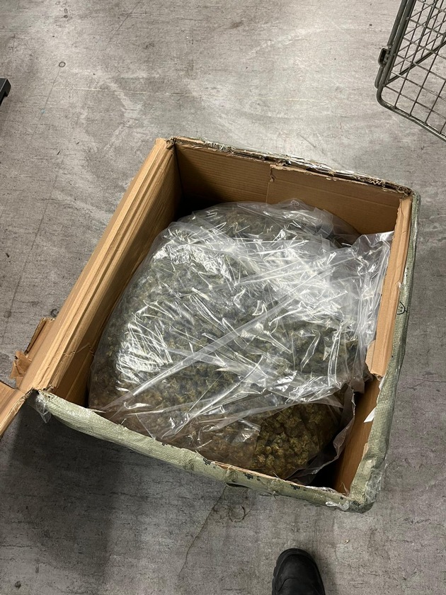 HZA-F: Zoll am Frankfurter Flughafen entdeckt Rauschgift in zwei Postpaketen- Ein Kilogramm Kokain und acht Kilogramm Cannabis sichergestellt