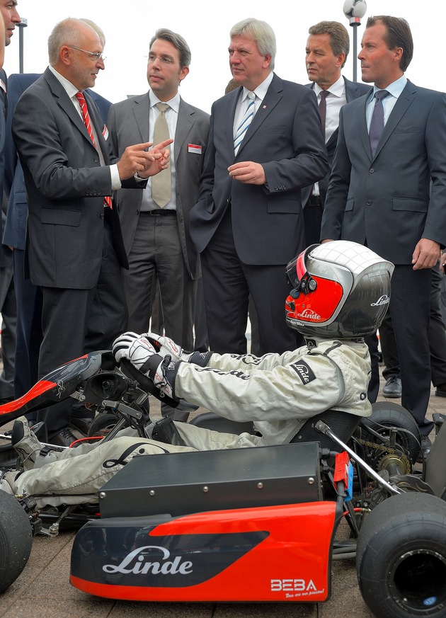 Elektro-Power - aus dem Gabelstapler für die Straße / Linde Material Handling beeindruckt Ministerpräsident Bouffier mit bezahlbaren Elektroantrieben (BILD)