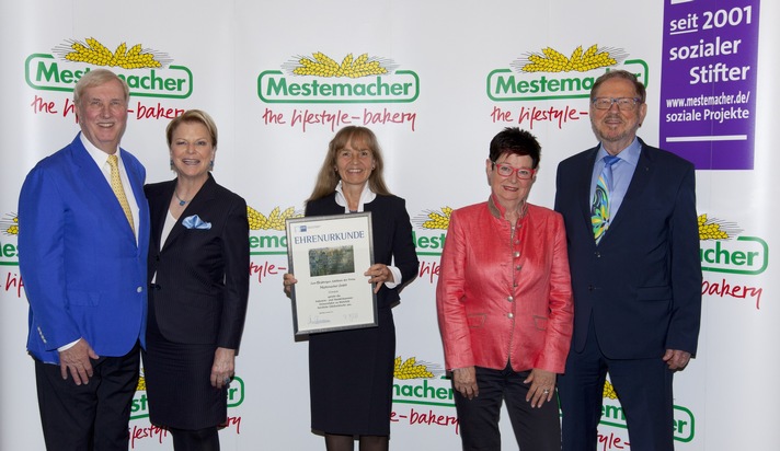 Gratulation zu 150 Jahren Großbäckerei Mestemacher / Petra Pigerl-Radtke, Hauptgeschäftsführerin der Industrie- und Handelskammer Ostwestfalen zu Bielefeld, übergibt Jubiläumsurkunde am 17.05.2021