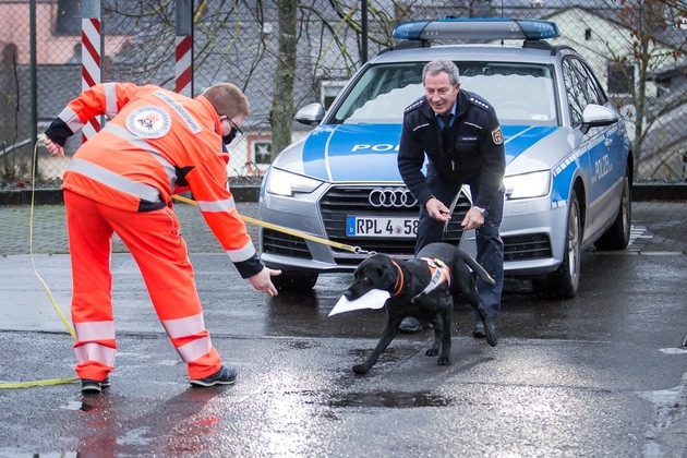 POL-PDWIL: Polizei Wittlich spendet an BRH Rettungshundestaffel Eifel-Mosel e.V.