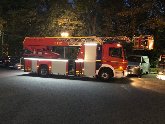 FW-GE: Kleine Ursache, große Wirkung / Eine vermutlich achtlos weggeworfene Zigarettenkippe sorgt für Großeinsatz der Feuerwehr Gelsenkirchen