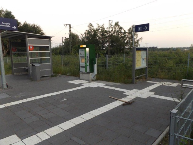 BPOL NRW: Bundespolizei ermittelt nach besonders schwerem Fall des Diebstahls - Unbekannte versuchen Fahrkartenautomat aufzubrechen