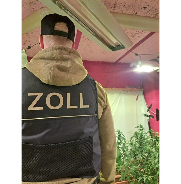 ZOLL-E: STA Duisburg und Zollfahndung Essen -Int. Drogengruppierung zerschlagen - 10 Personen festgenommen - ca 60 kg Drogen, 2 Cannabis-Plantagen, 350.000 Euro, Waffen, Munition, Sprengstoff sichergestellt