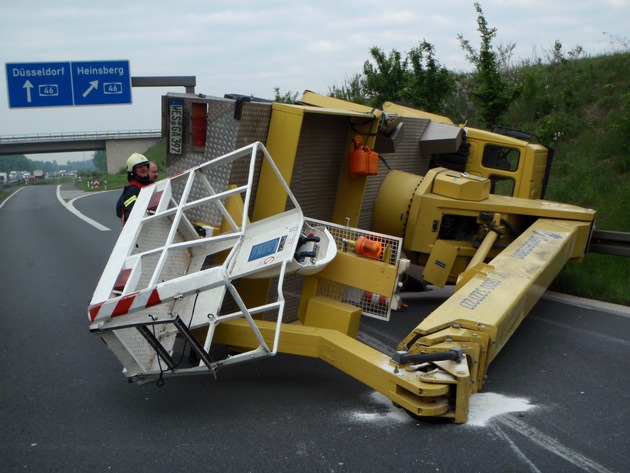 POL-D: Mönchengladbach - A 46/A 61 - Verkehrsunfall im AK Wanlo  - Umgestürzter Lkw blockiert Tangentenfahrbahn in Richtung Düsseldorf und Heinsberg - Fahrer leicht verletzt - Verkehrsstörungen