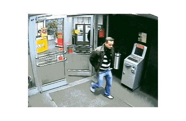 POL-D: Düsseldorf: Wer kennt den Geldabheber? - Polizei fahndet mit Fotos nach dem Tatverdächtigen