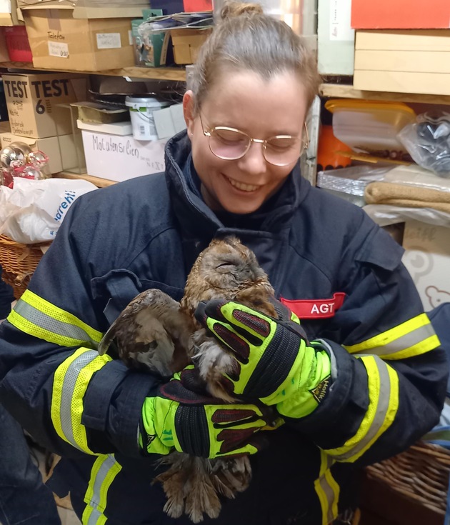 FW-EN: Ungew&ouml;hnlicher Feuerwehreinsatz: Kauz aus Kaminzug in der Stra&szlig;e Am Langenkamp gerettet