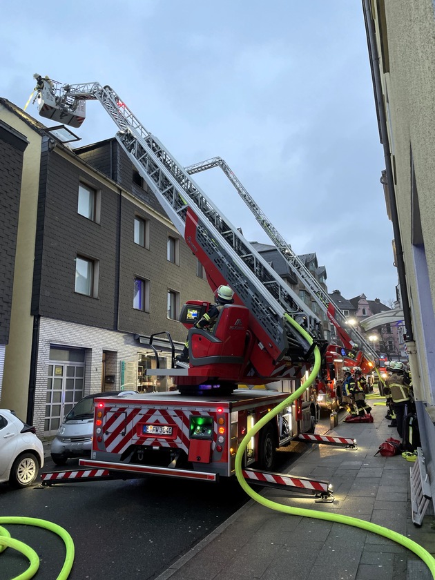 FW-E: Dachstuhlbrand in der Innenstadt von Essen-Kray